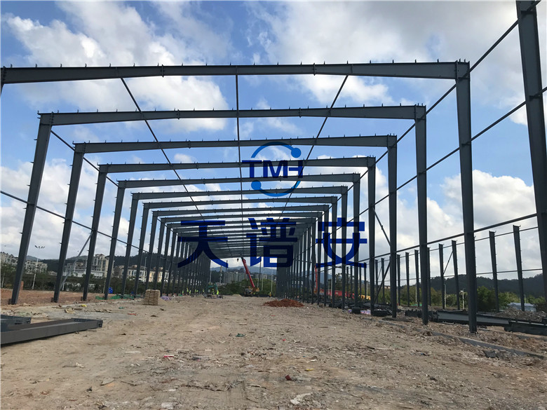 粵新松公司中開高速鋼結(jié)構(gòu)廠房安裝進行中2